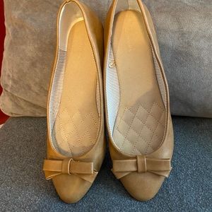 Basic edition light beige flats size 8